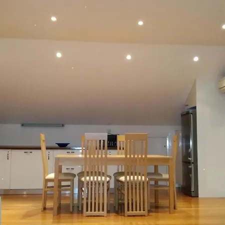 Penthouse Mit Balkon Fuer Fuenf Personen 比比涅