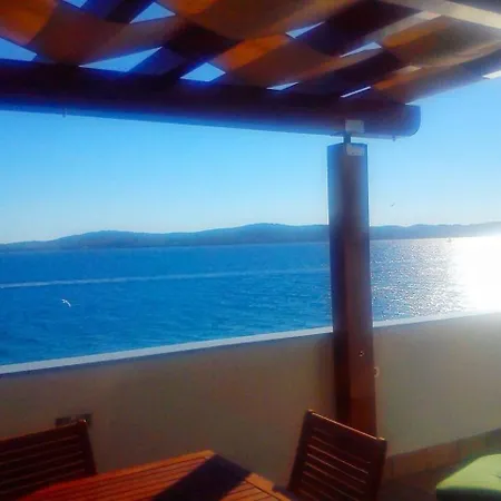 Penthouse Mit Balkon Fuer Fuenf Personen * Bibinje