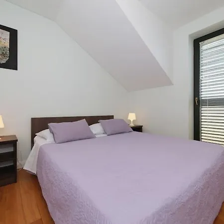 Penthouse Mit Balkon Fuer Fuenf Personen Apartment Bibinje