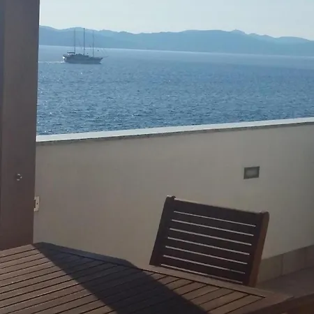 Apartment Penthouse Mit Balkon Fuer Fuenf Personen Bibinje