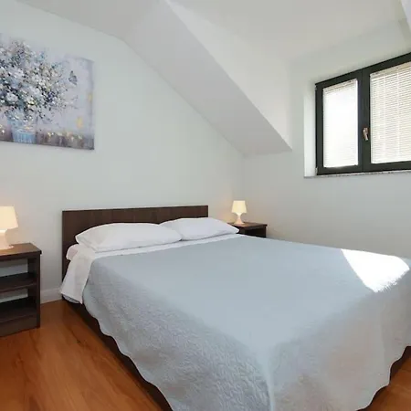 Penthouse Mit Balkon Fuer Fuenf Personen Bibinje