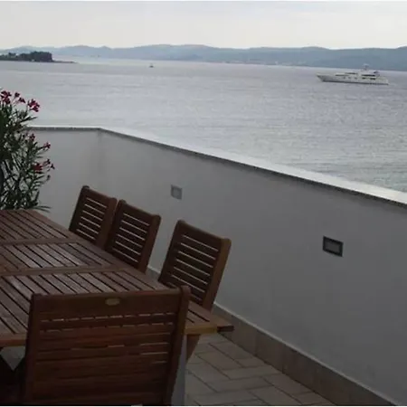 Apartment Penthouse Mit Balkon Fuer Fuenf Personen Bibinje