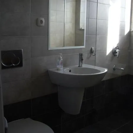 Penthouse Mit Balkon Fuer Fuenf Personen * 比比涅